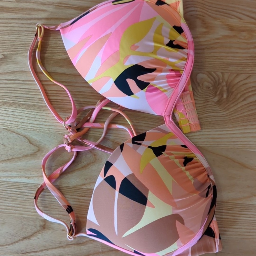 (2/30$) La Vie En Rose New Swimsuit top to mix multicolor and in size L.